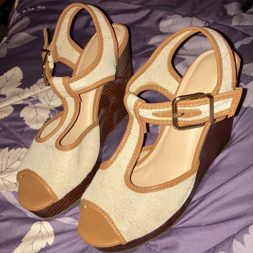 Size 8W Cute summertime wedge buckle shoes